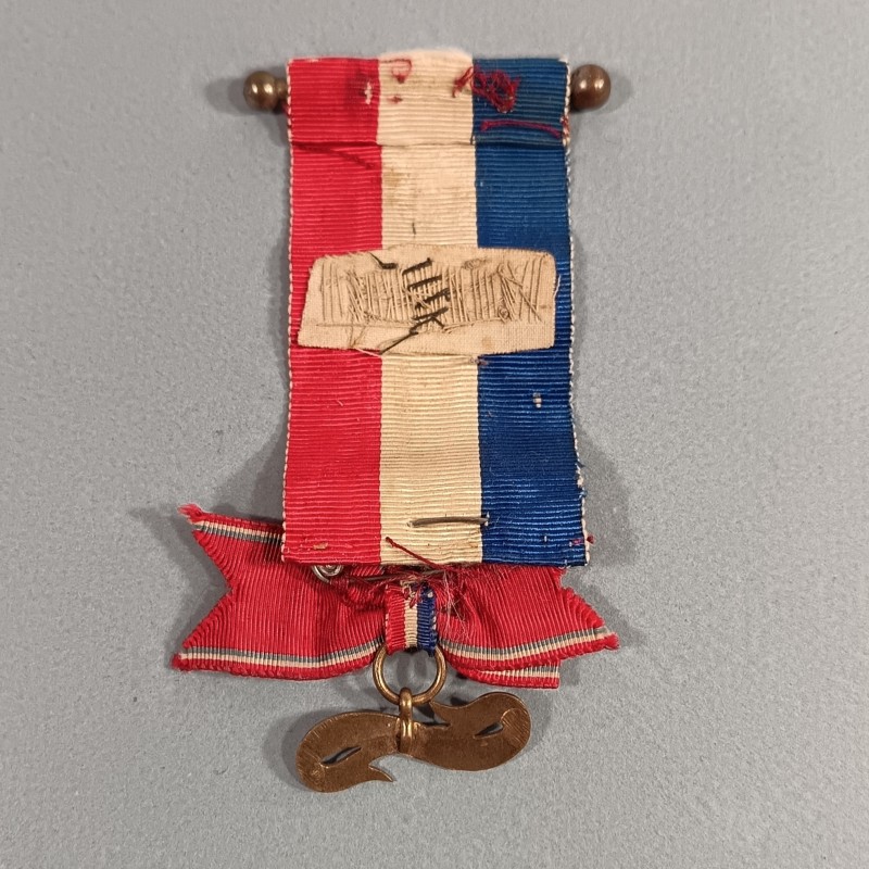 RUBAN DE LA SOCIETE DE SECOUR MUTUEL OU D'ENTRAIDE AVEYRONNAISE ET PETIT NOEUD AVEC MEDAILLE L'AVEYRONNAISE